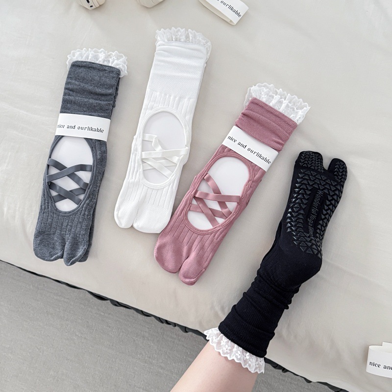جوارب يوغا نسائية بتصميم مفتوح - مراجعة Pilates & Yoga Reversible Mockneck Sweatshirt وسعره